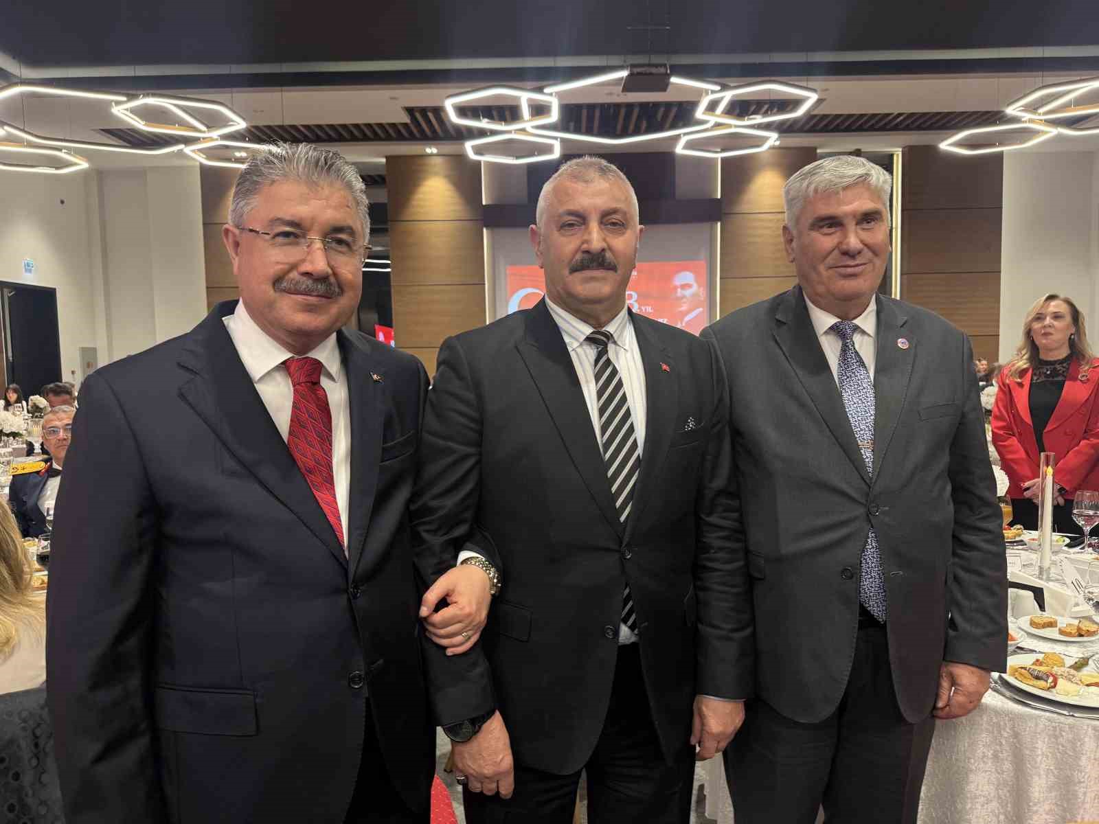 Tören alanında tepki gösteren şehit babası ile Vali Yılmaz resepsiyonda bir araya geldi
