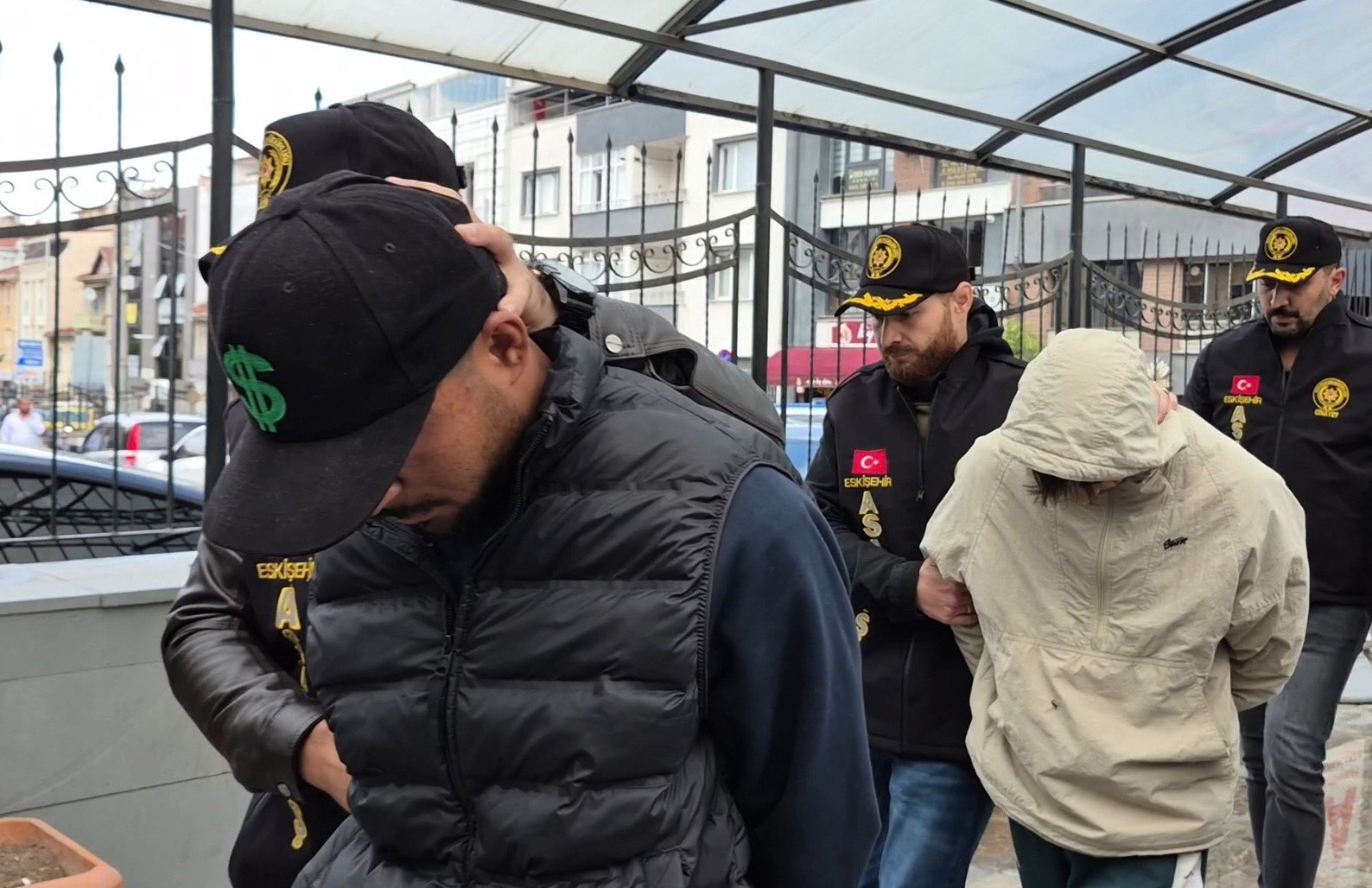 Eskişehir’de silahlı kavga ile ilgili 2’si çocuk 5 şüpheli adliyede