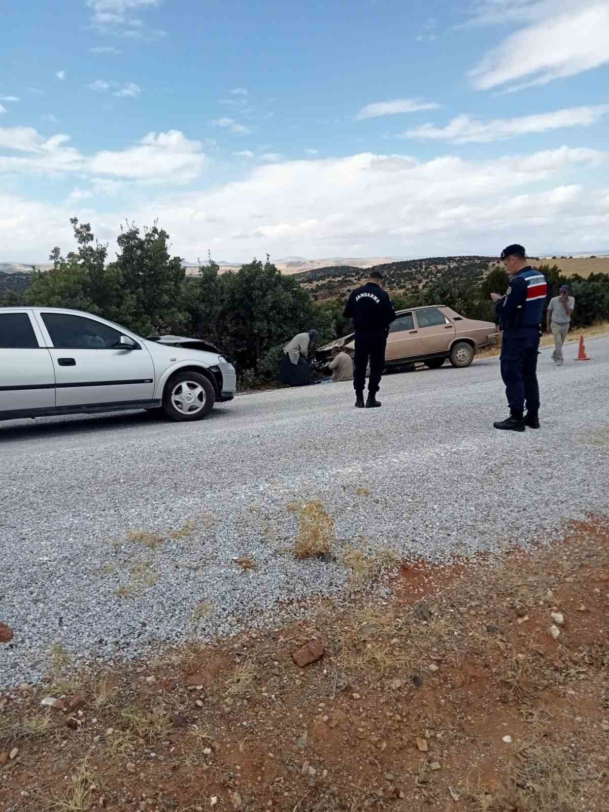 Sivrihisar’da otomobiller kafa kafaya çarpıştı: 1’i ağır 2 yaralı