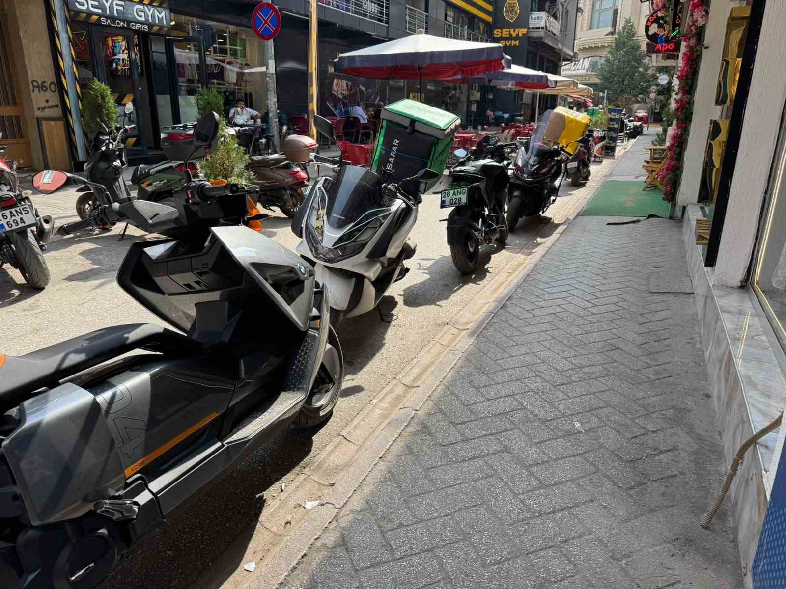 Trafiğe kapalı motosikler parkına açık sokak