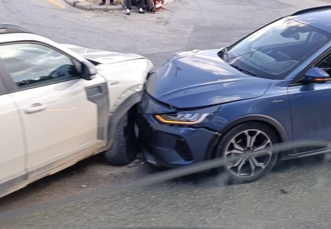 Maddi hasarlı kaza anı araç içi kamerasına yansıdı