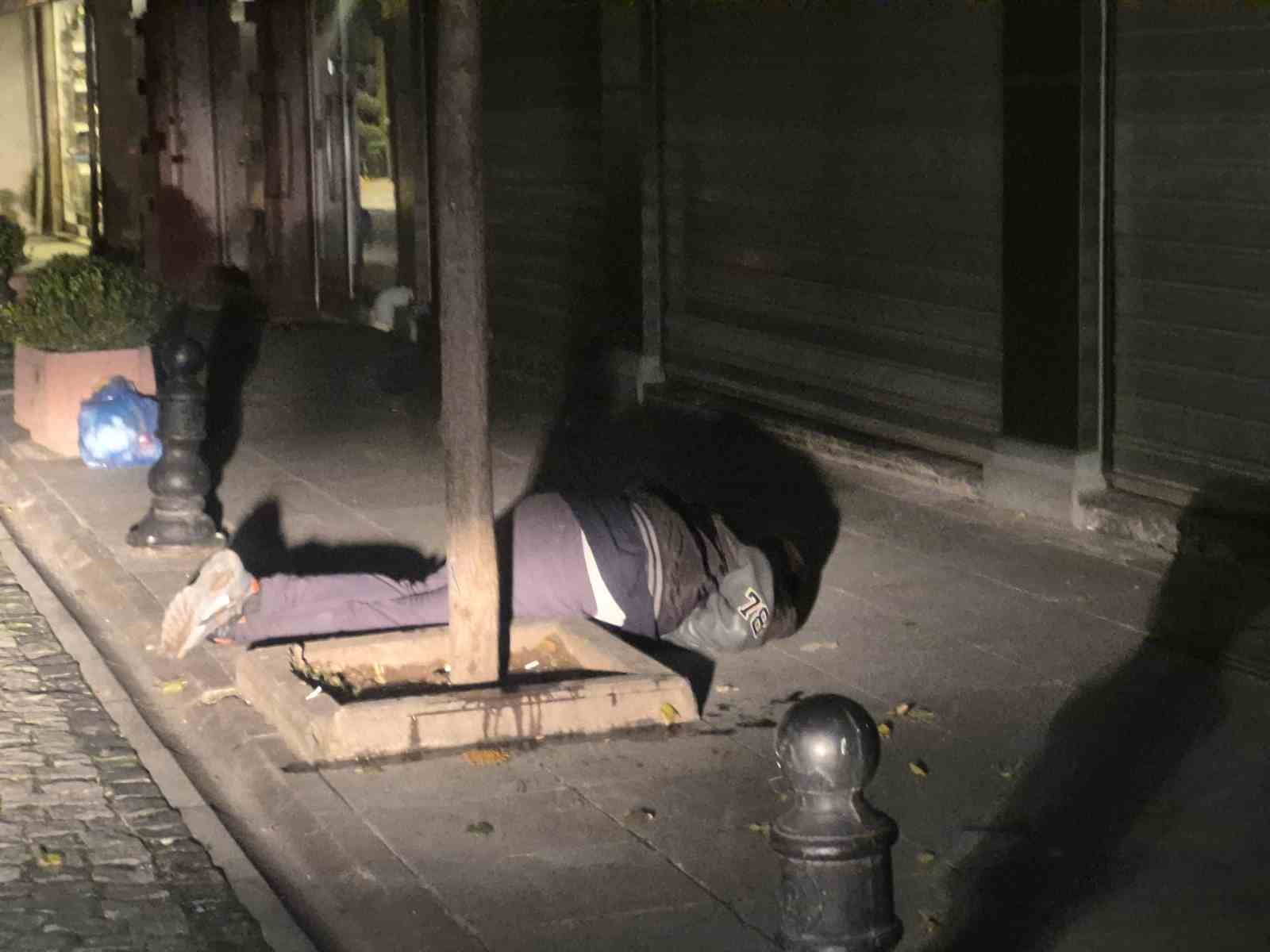 Sokak ortasında iki kez bayılan alkollü şahıs paniğe sebep oldu