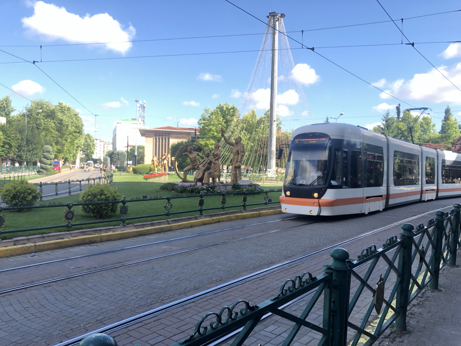 Eskişehir Reşadiye Caddesi'nde seyreden ESTRAM tramvayı